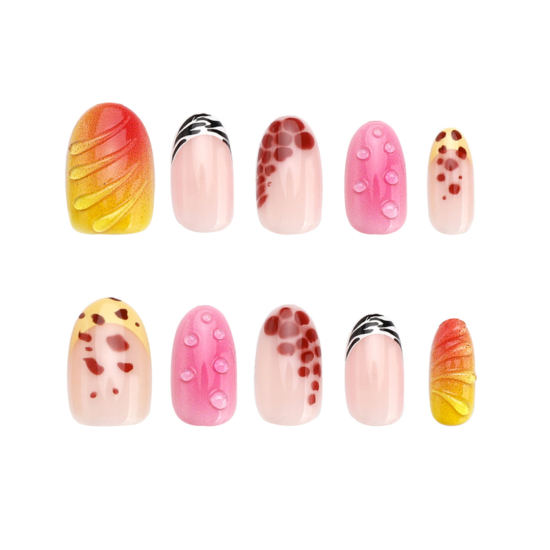 Kreative Kunstnägel mit floralem Design und Glitzerakzenten Karnz