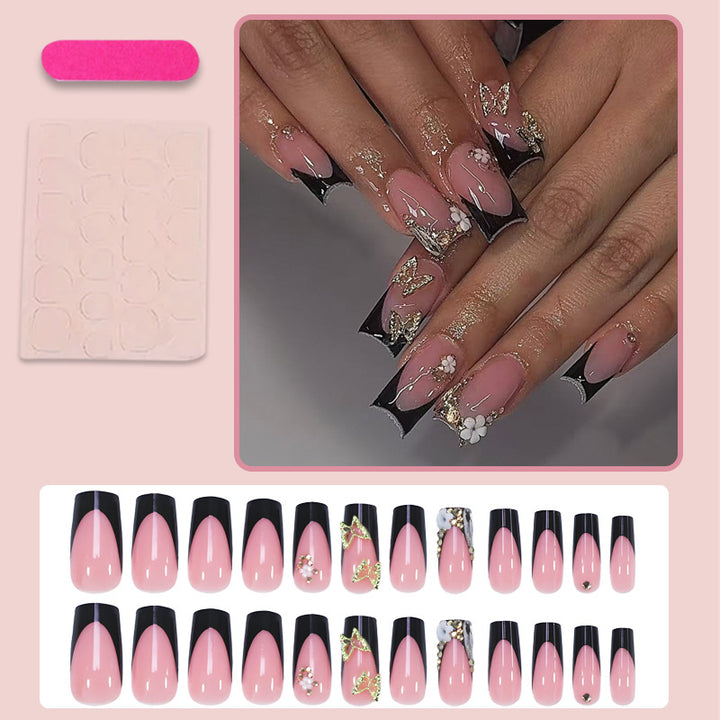 Kreatives Kunstnagelset mit romantischen Blumenmotiven und glamourösen Akzenten Karnz