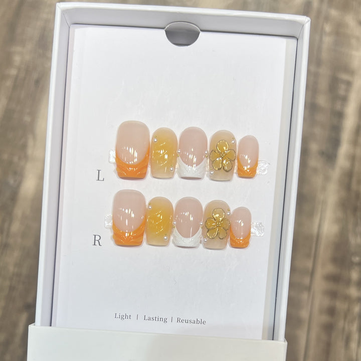 Elegante Stiletto Press-On Nagelset mit floralen Akzenten Karnz
