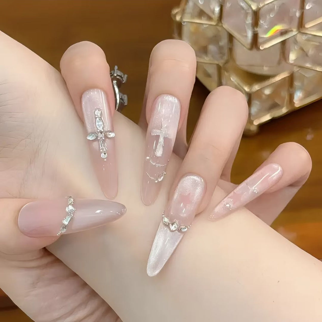 Glamouröse Stiletto-Nagelerweiterungen mit Strass-Akzenten