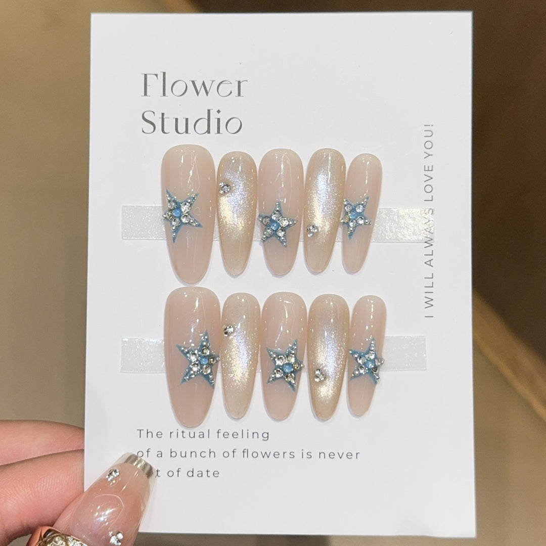 Glamouröse Kunstnägel mit Sternenakzenten Karnz