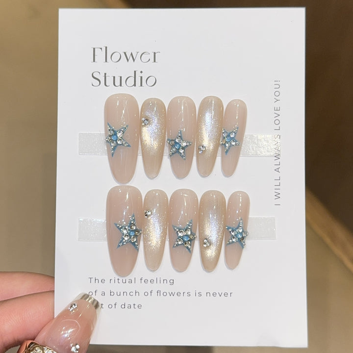 Glamouröse Kunstnägel mit Sternenakzenten Karnz