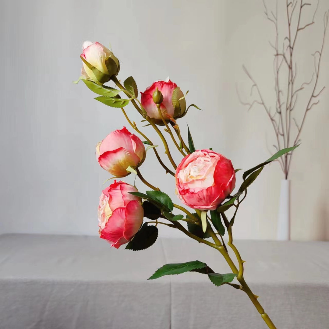 Lebensechte Rosenblütenzweig