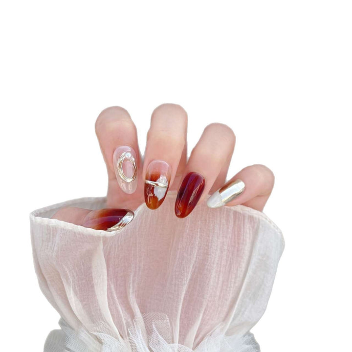 Stylisches Press-On Nail Art Set mit einzigartigen metallischen und Marmor-Designs