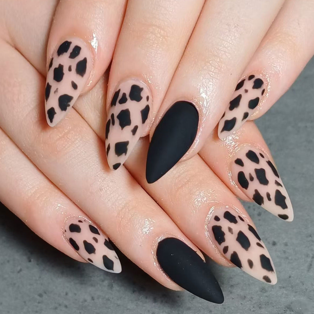 Künstlerische Stiletto Press-On Nägel mit Leoparden Design Karnz