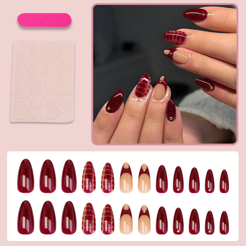 Kunstnagelset mit eleganten goldenen Akzenten und trendigem Design Karnz