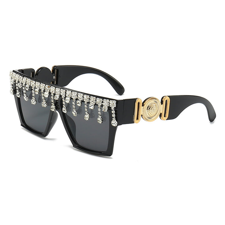 Modische Statement-Sonnenbrillen mit eleganten Strassdetails