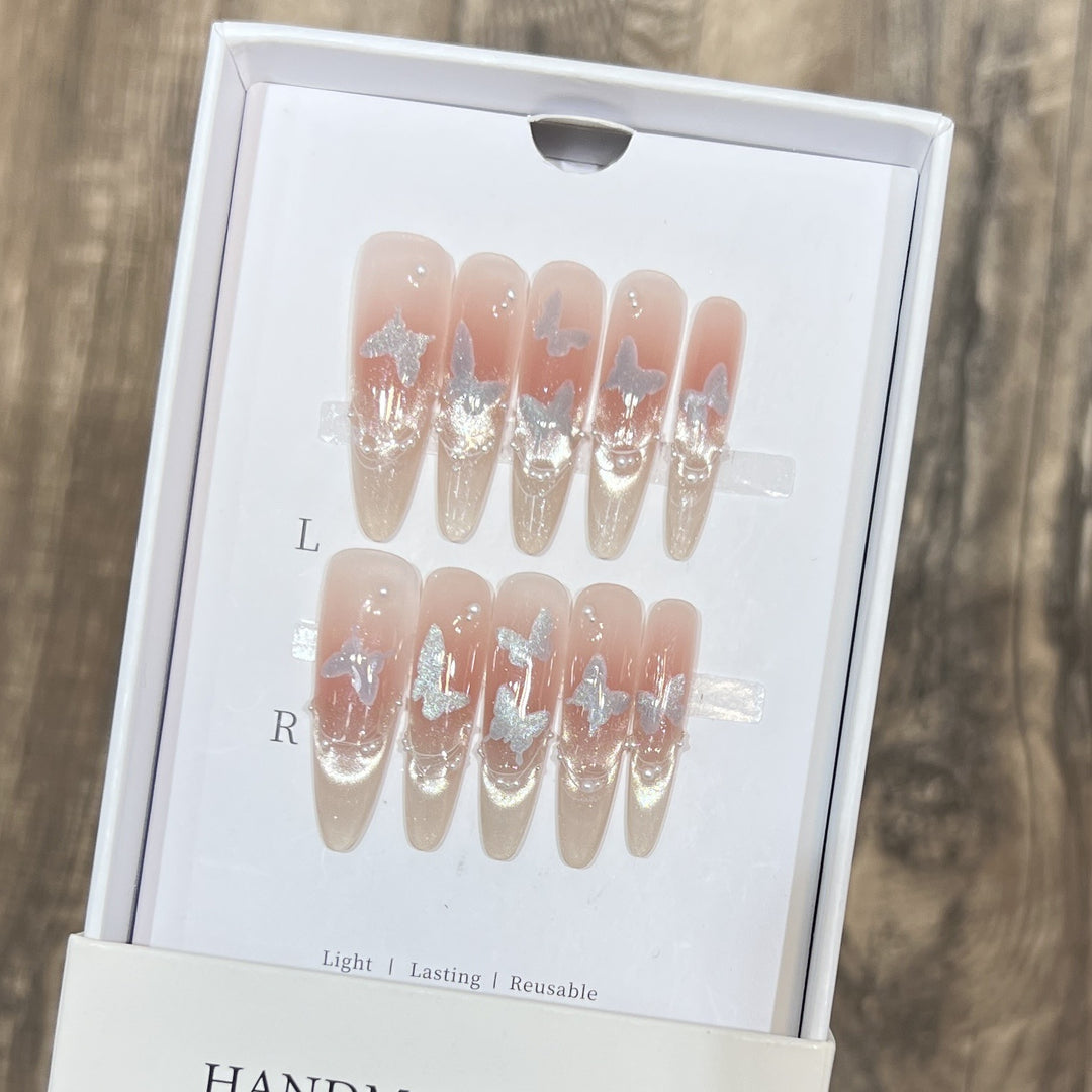 Künstlerisches Stiletto Press-On Nagelset mit Schmetterlingsdesign Karnz