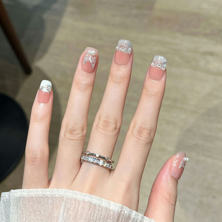 Elegante mit Kristallen verzierte Nagelverlängerungen Karnz
