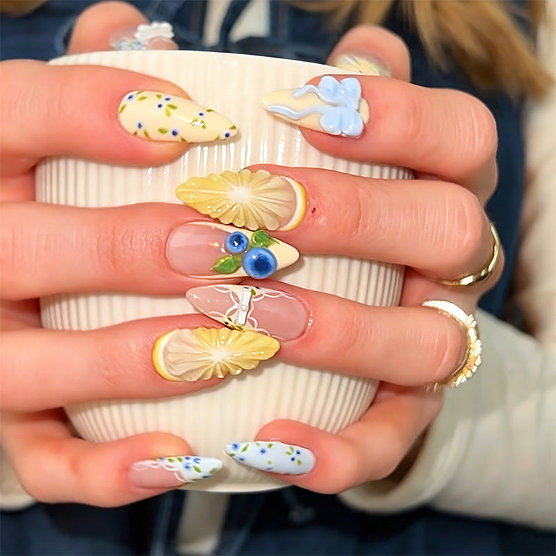 Kunstvolles Nagelset mit floralen Akzenten Karnz