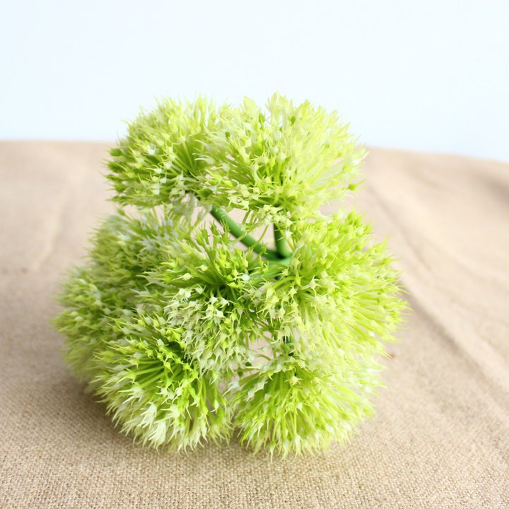 Lebensechte dekorative Blumenarrangement