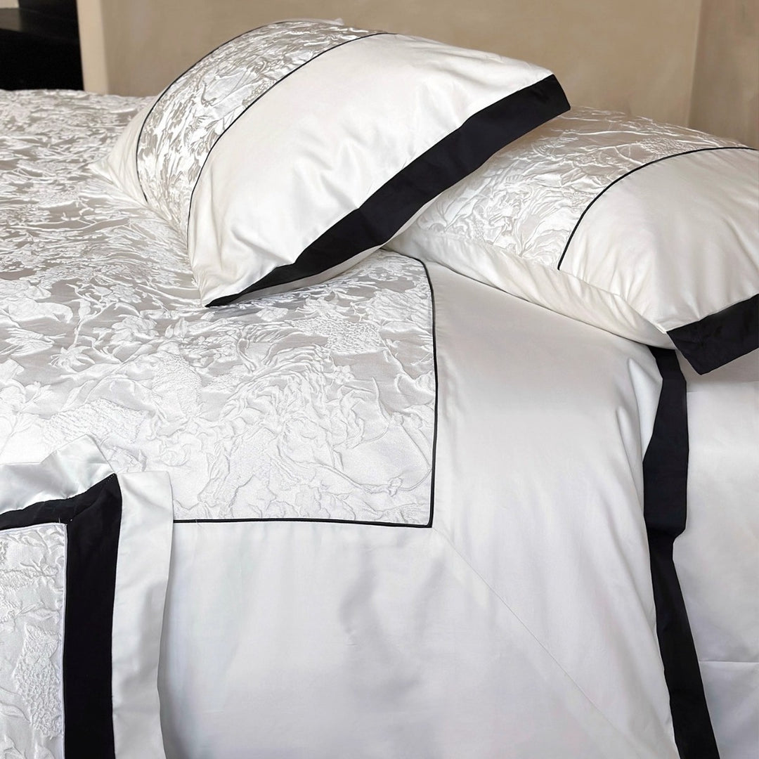 Strukturierte Floral Matelassé Bettbezug-Set mit kontrastierendem Paspelrand und Euro Kissenbezügen