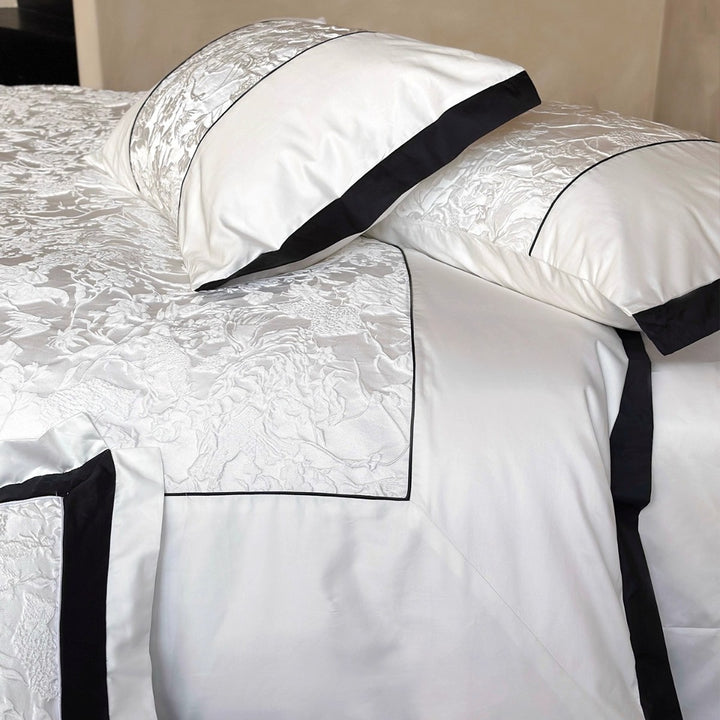 Strukturierte Floral Matelassé Bettbezug-Set mit kontrastierendem Paspelrand und Euro Kissenbezügen
