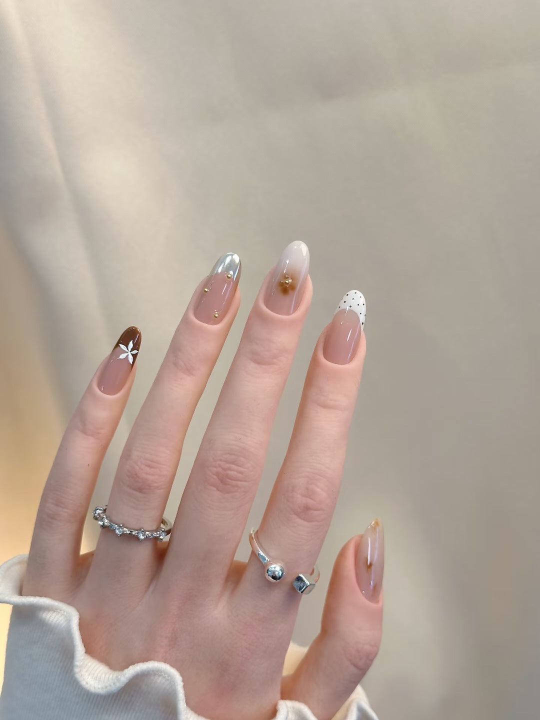 Elegantes Press-On-Nagelkunstset mit einzigartigen Dekorationsakzenten
