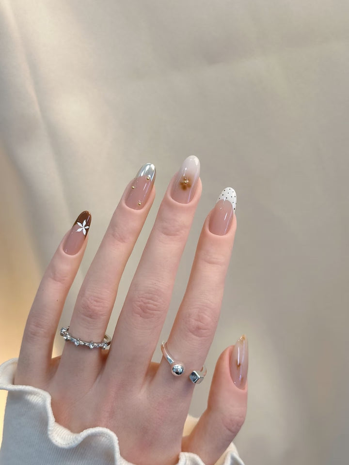 Elegantes Press-On-Nagelkunstset mit einzigartigen Dekorationsakzenten