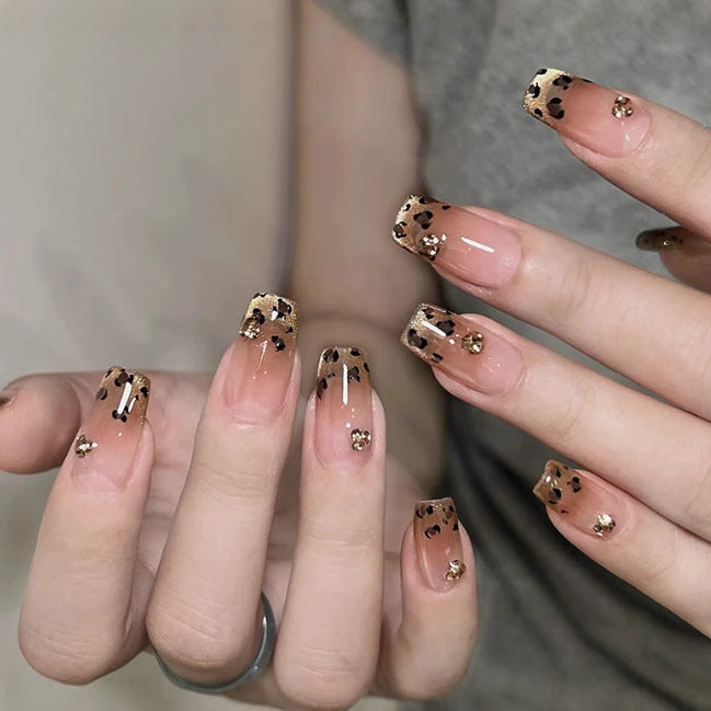 Elegante Kunstnägel mit Funkelnden Goldakzenten Karnz