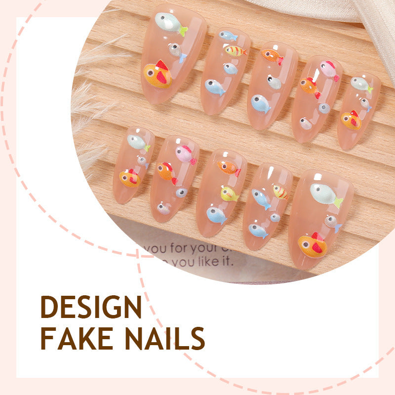 Kunstnagelset mit verspielten Fischmotiven Karnz