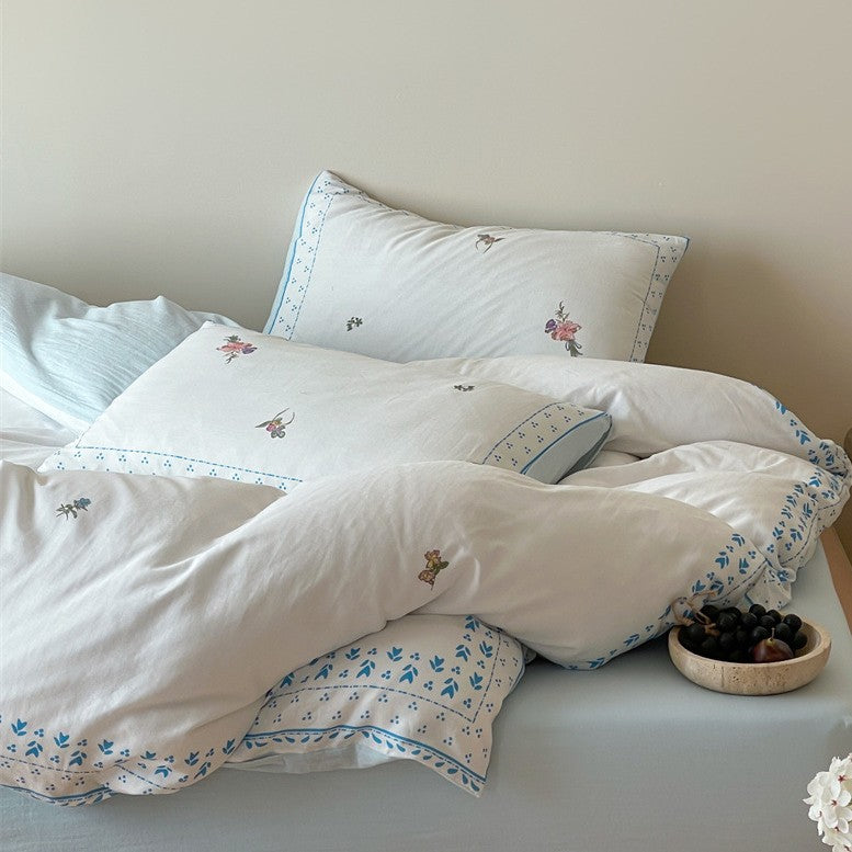 Bestickte Baumwoll-Bettwäsche mit Blumendesign und dekorativem Rand