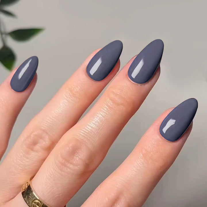 Kunstvolle Stiletto-Nägel mit elegantem Hochglanz-Finish Karnz
