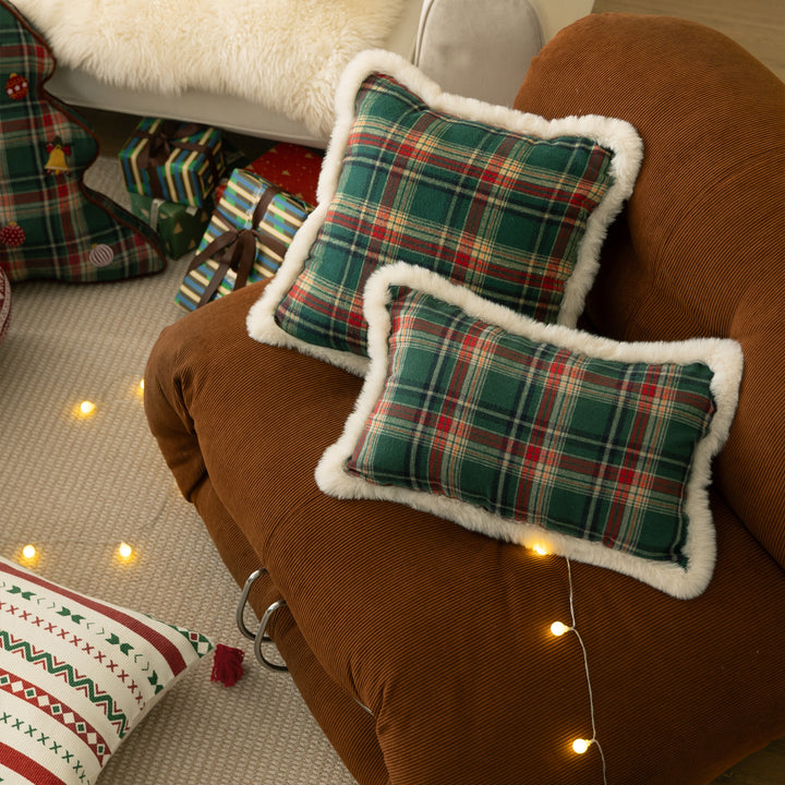 Traditionelles Tartan-Dekokissen mit flauschigem Kunstfellrand