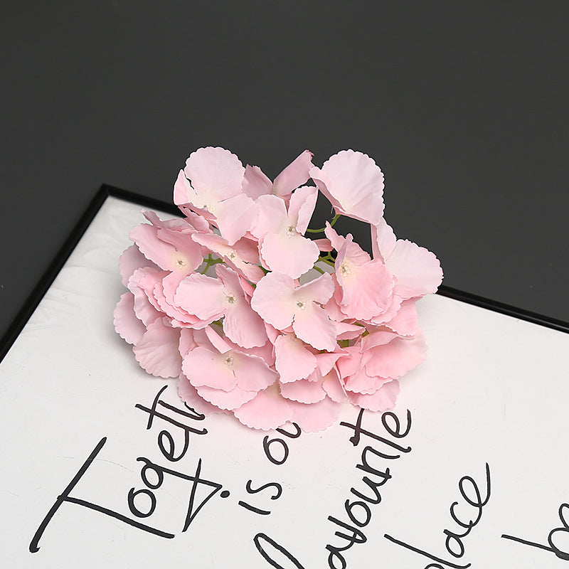 Elegante dekorative Blumenarrangement