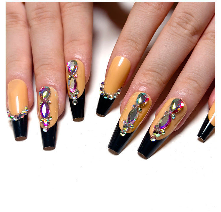 Nagelkunst mit Herz- und Lippenmotiven Karnz