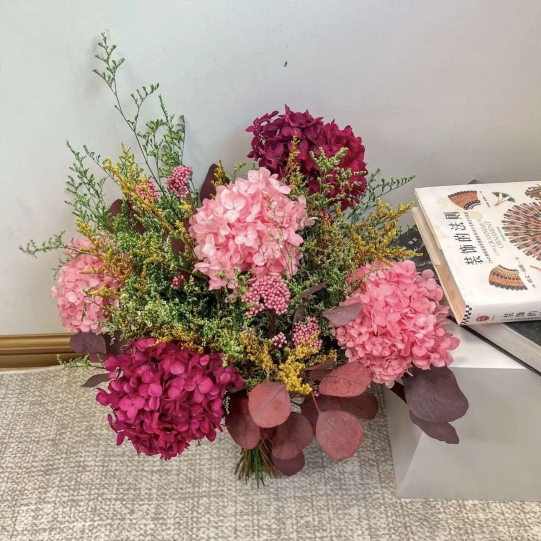 Luxuriöse getrocknete Blumenarrangement