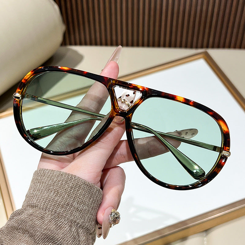 Damen Sonnenbrille im extravagantem Design mit markanten Gläsern Karnz