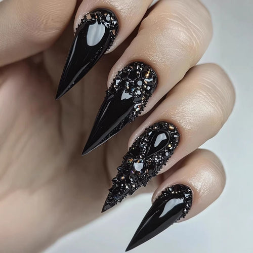 Kunstnägel Im Eleganten Stiletto-Design mit Funkelnden Strassakzenten Karnz