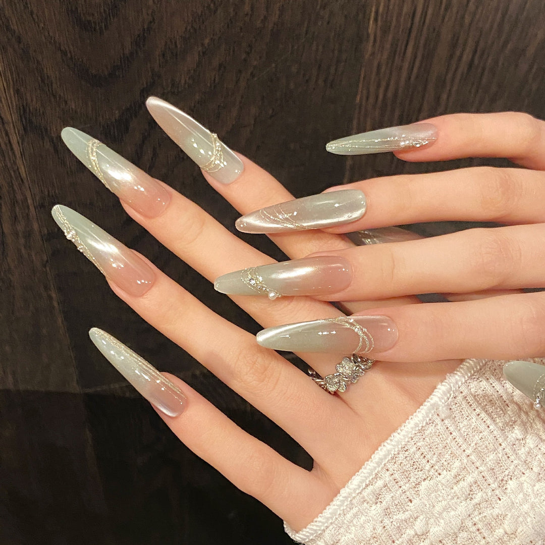 Dekorativer Press-On-Nagel-Set mit elegantem Gradient und Juwelenakzenten