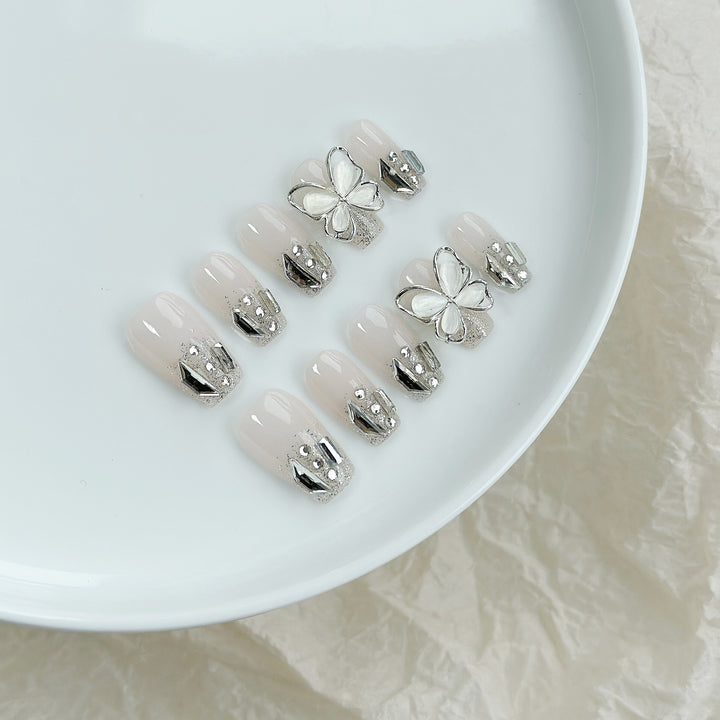 Elegantes Press-On Nail Art Set mit Schmetterlingen und silbernen Akzenten