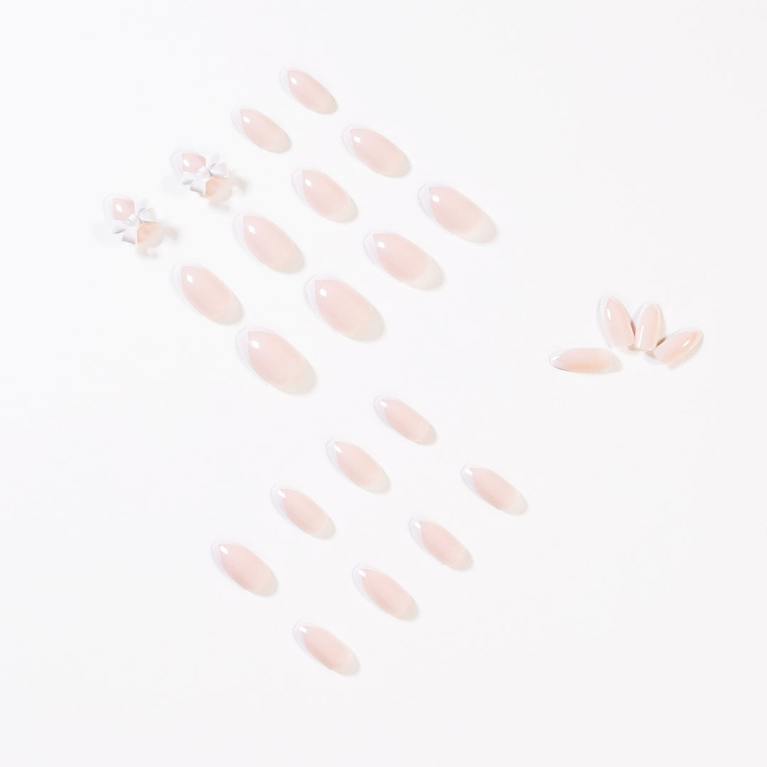 Elegante Kunstnägel mit durchscheinendem French-Tip und dekorativen Blütenakzenten Karnz