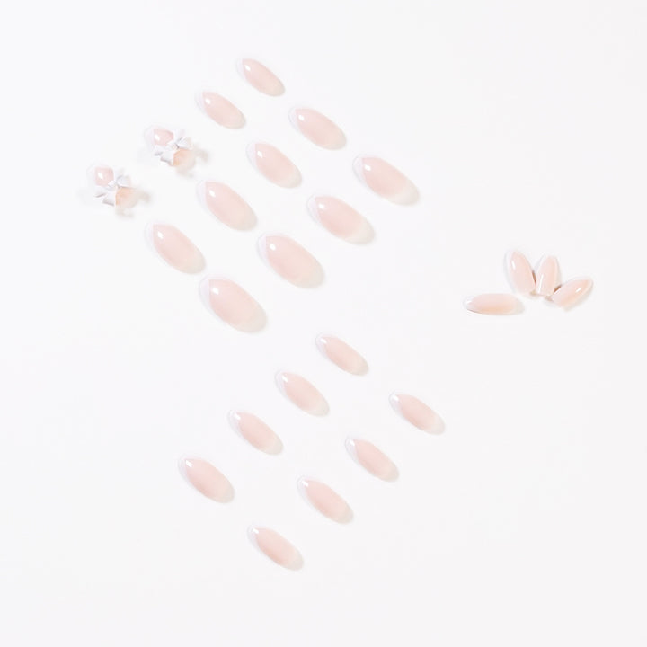 Elegante Kunstnägel mit durchscheinendem French-Tip und dekorativen Blütenakzenten Karnz