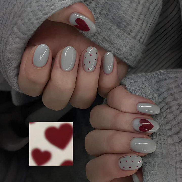Kunstnagelset mit romantischen Herz- und Punktmotiven Karnz