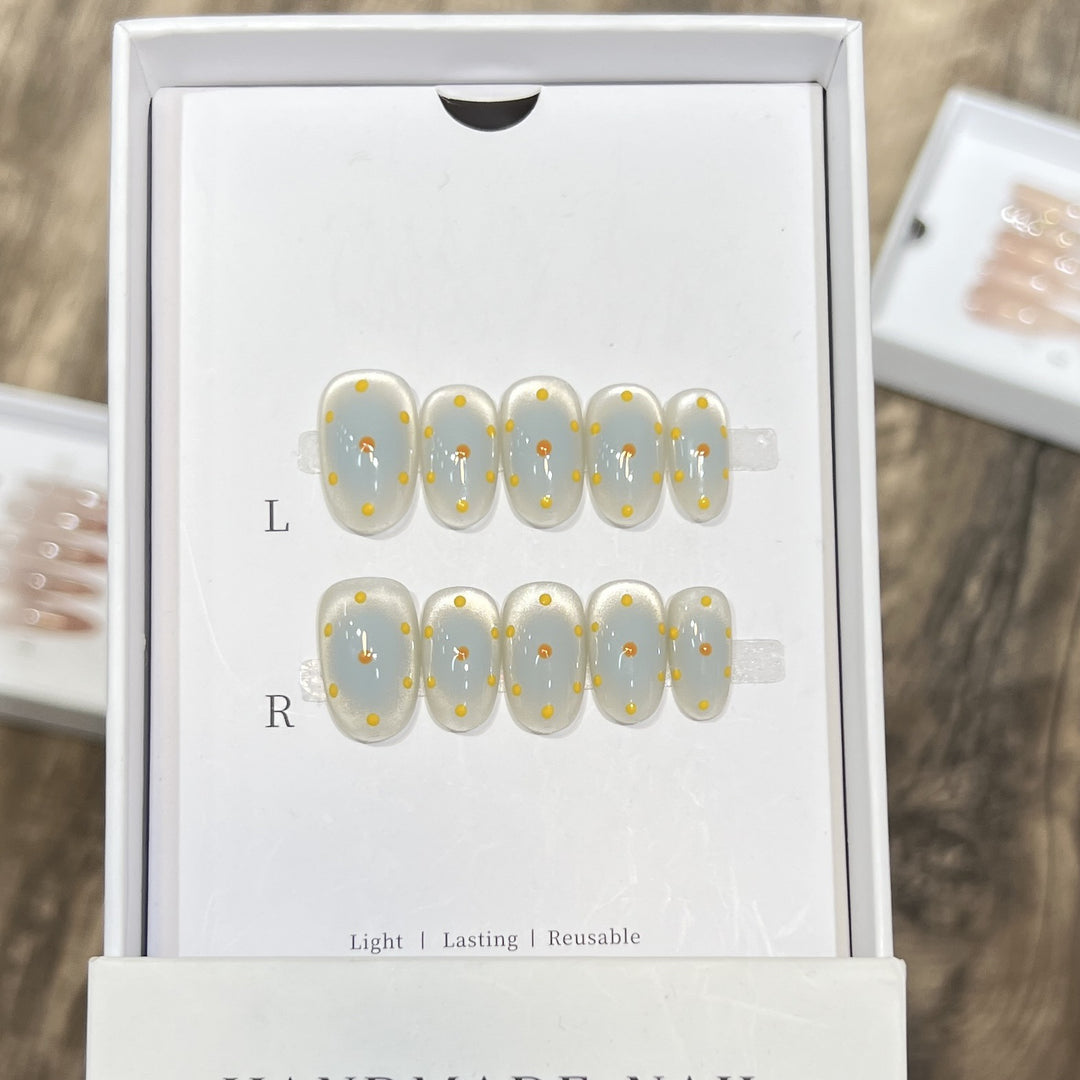 Handgemachter Press-On Nagel Set mit künstlerischem Blumenmuster Karnz