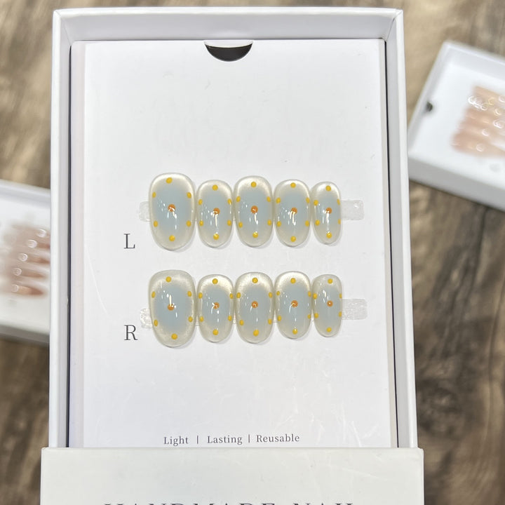 Handgemachter Press-On Nagel Set mit künstlerischem Blumenmuster Karnz