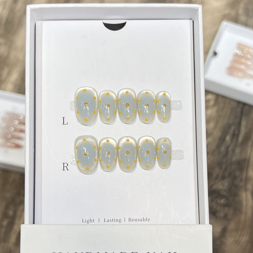 Handgemachter Press-On Nagel Set mit künstlerischem Blumenmuster Karnz