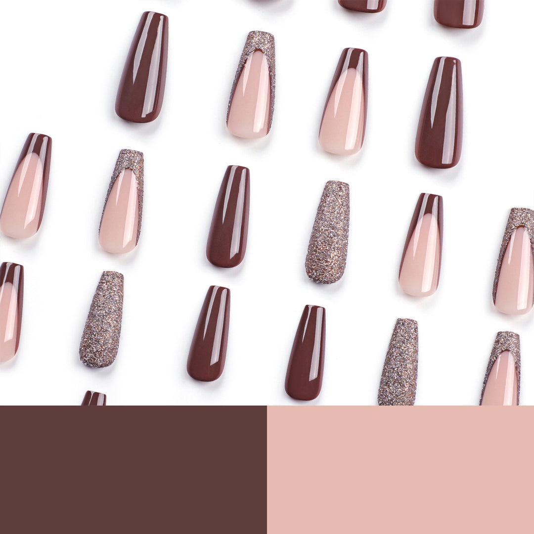 Kunstvolle Stiletto-Nägel mit Glitterverzierungen Karnz