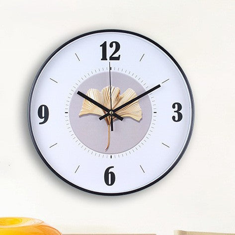 Wanduhr mit Elegantem Blattmuster Karnz