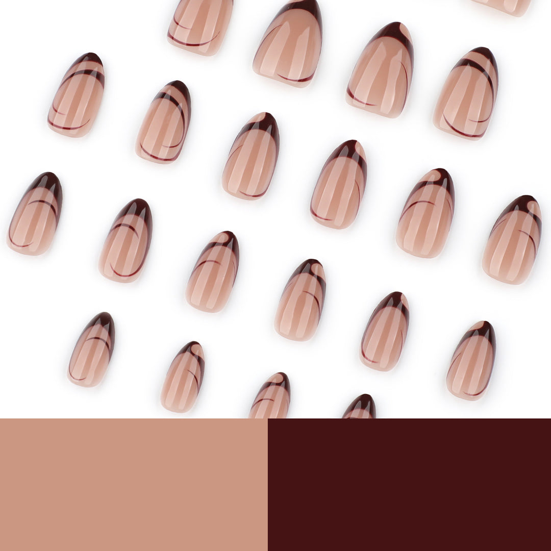 Elegante Nagelkunst mit filigranen Linien und Glitzerakzenten Karnz