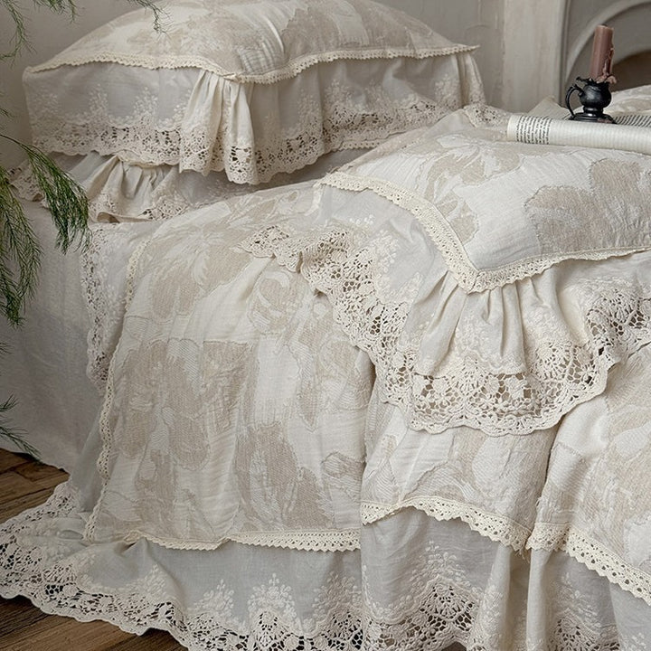 Vintage-inspirierte Baumwoll-Leinen Bettgarnitur mit großfloraler Musterung, Volant und Spitzenapplikation