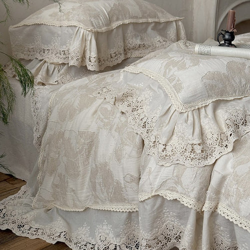 Vintage-inspirierte Baumwoll-Leinen Bettgarnitur mit großfloraler Musterung, Volant und Spitzenapplikation