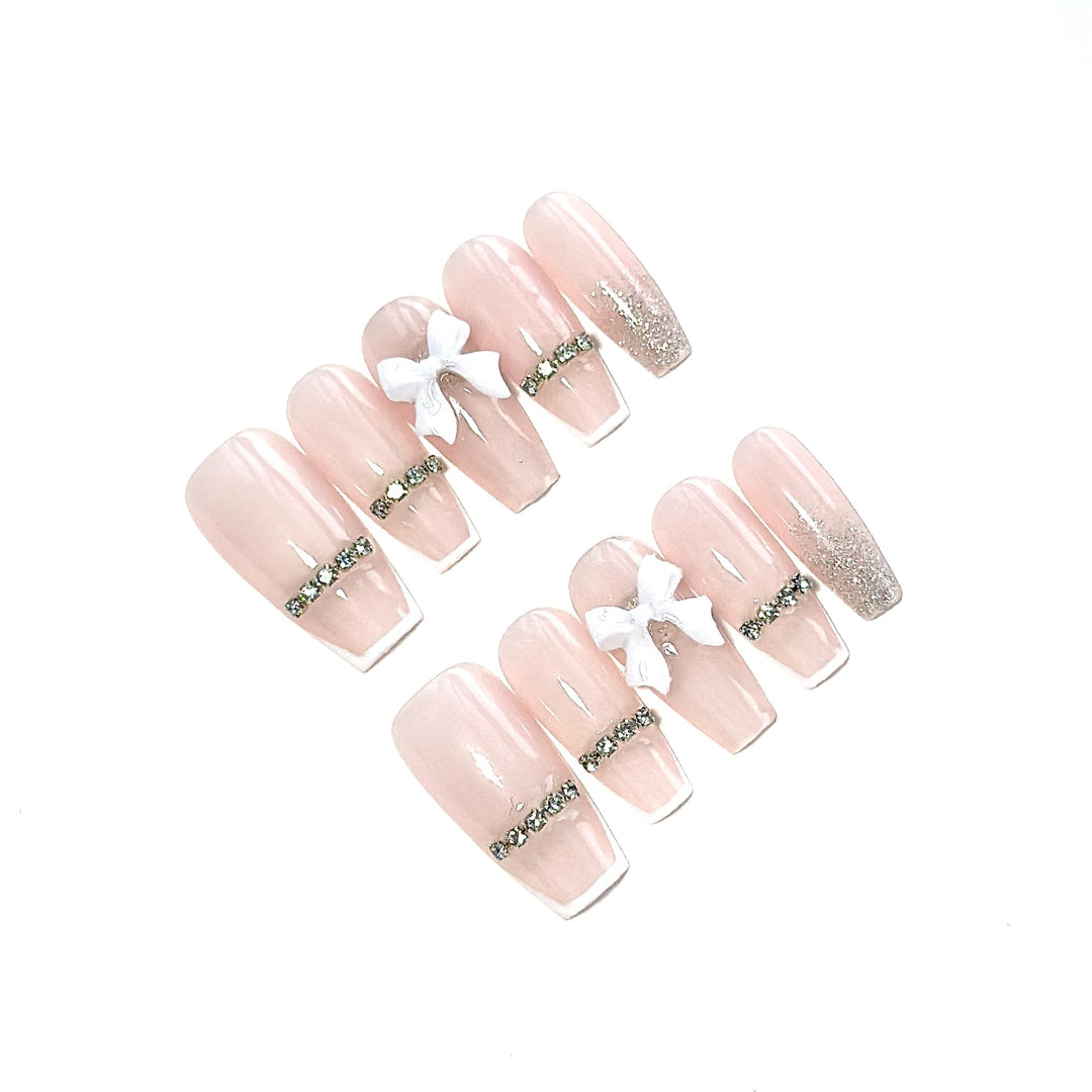 Elegantes Press-On Nagelkunst-Set mit Schleife und Strass-Akzenten