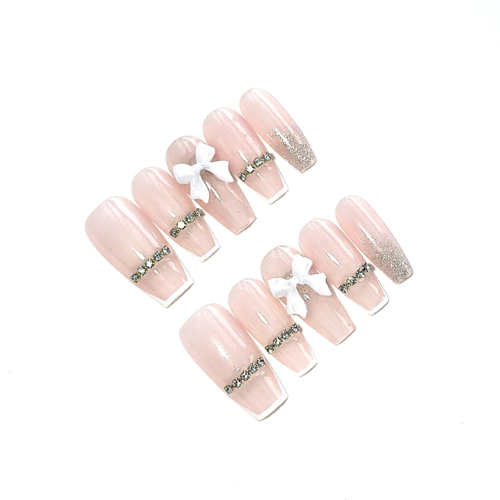 Elegantes Press-On Nagelkunst-Set mit Schleife und Strass-Akzenten