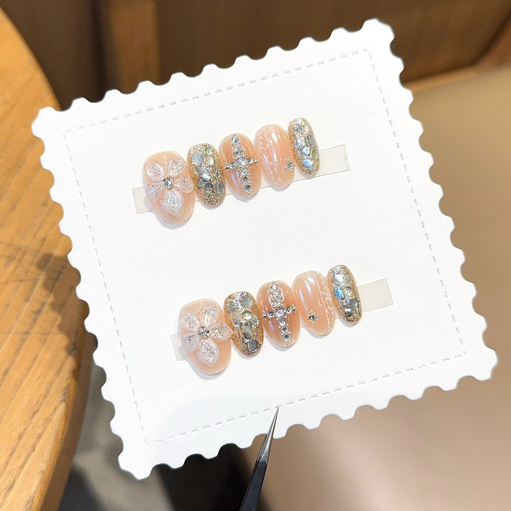Glamouröse Kunstnägel mit Floralen und Glitzernden Akzenten Karnz