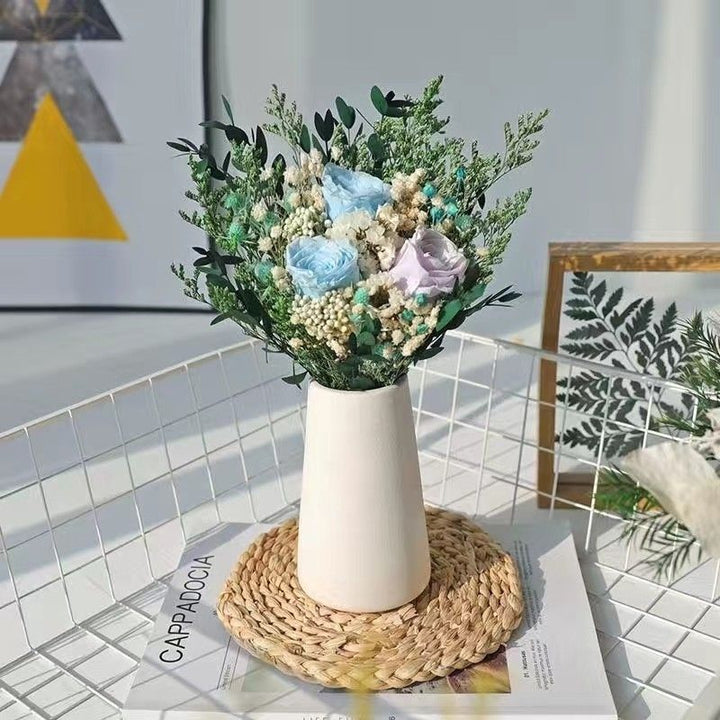 Eleganter Trockenblumenstrauß mit dekorativer Vase