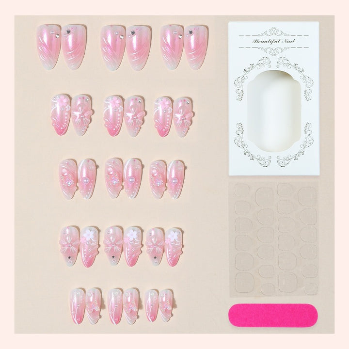 Kunstnagelset mit luxuriösem Design und zarten Blütenakzenten Karnz