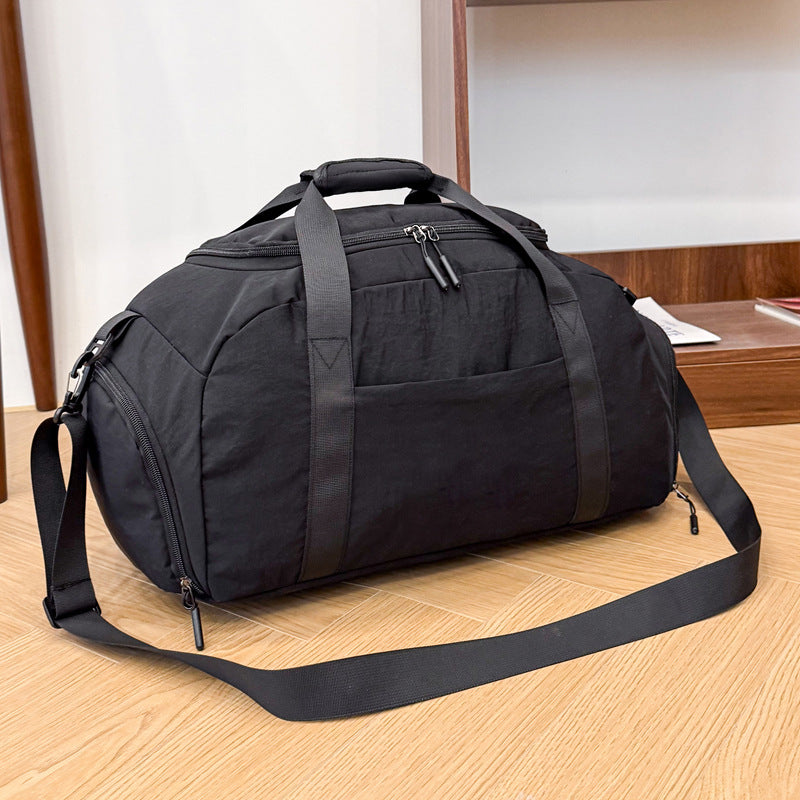 Geräumige Reisetasche mit mehreren Fächern