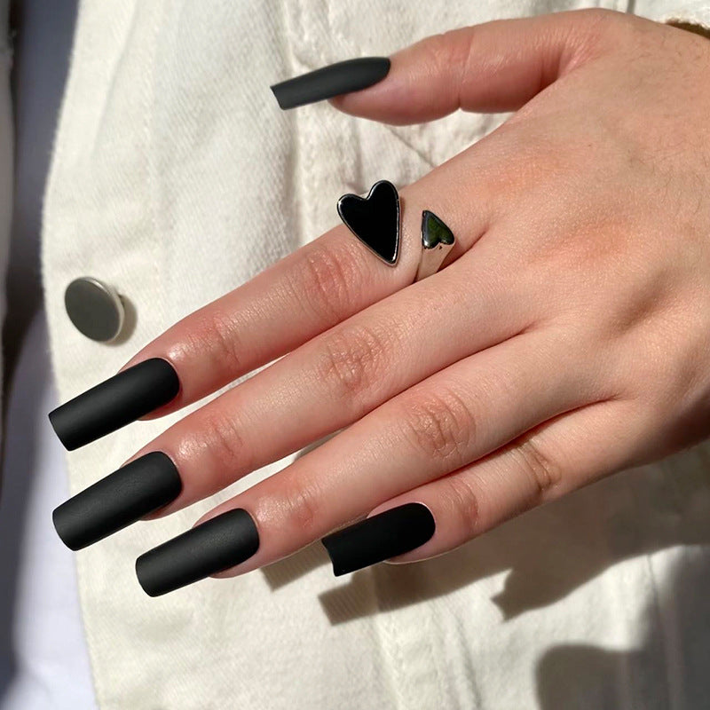 Künstliche Nagelverlängerungen im modernen Design Karnz