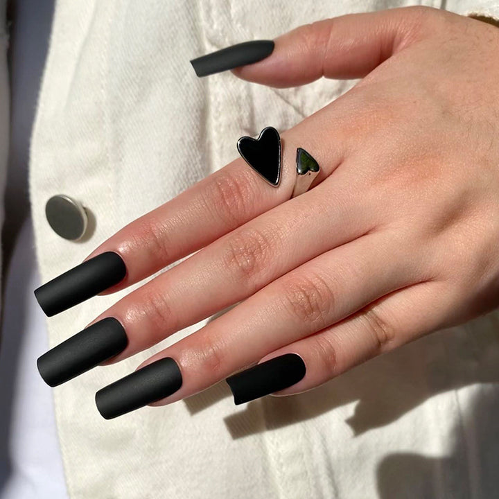 Künstliche Nagelverlängerungen im modernen Design Karnz